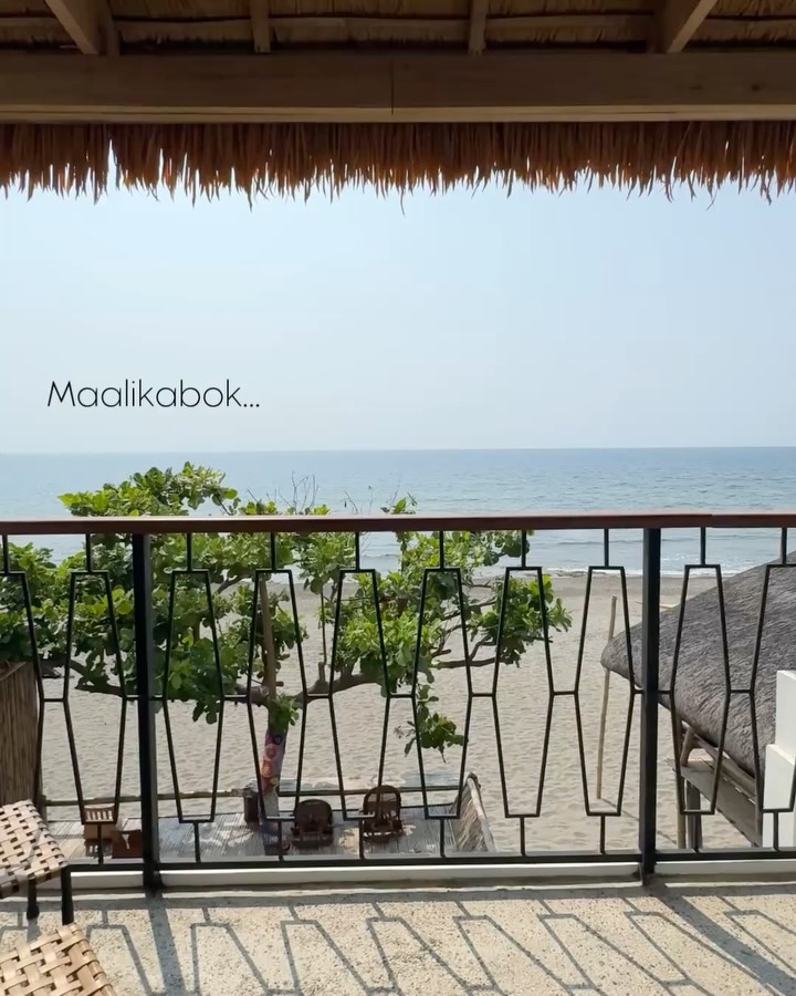 Grover's thatched nipa roof balcony overlooking the beach and sea — Maalikabok
